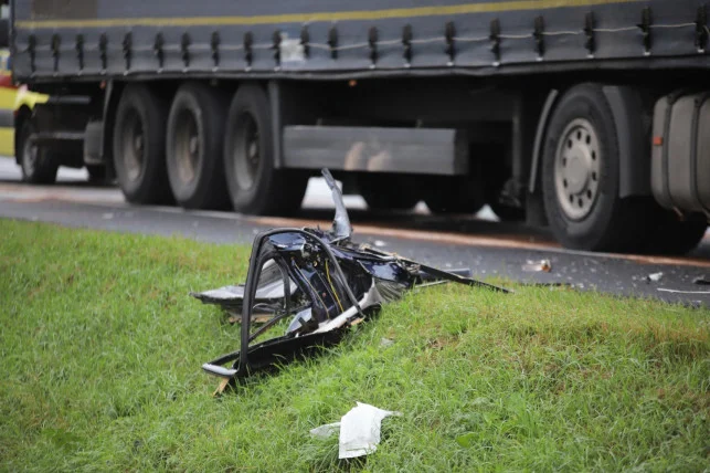 Tragiczny wypadek na DK 92 w Pomarzanach. Jedno z aut było niesprawne, diagnosta usłyszał zarzuty