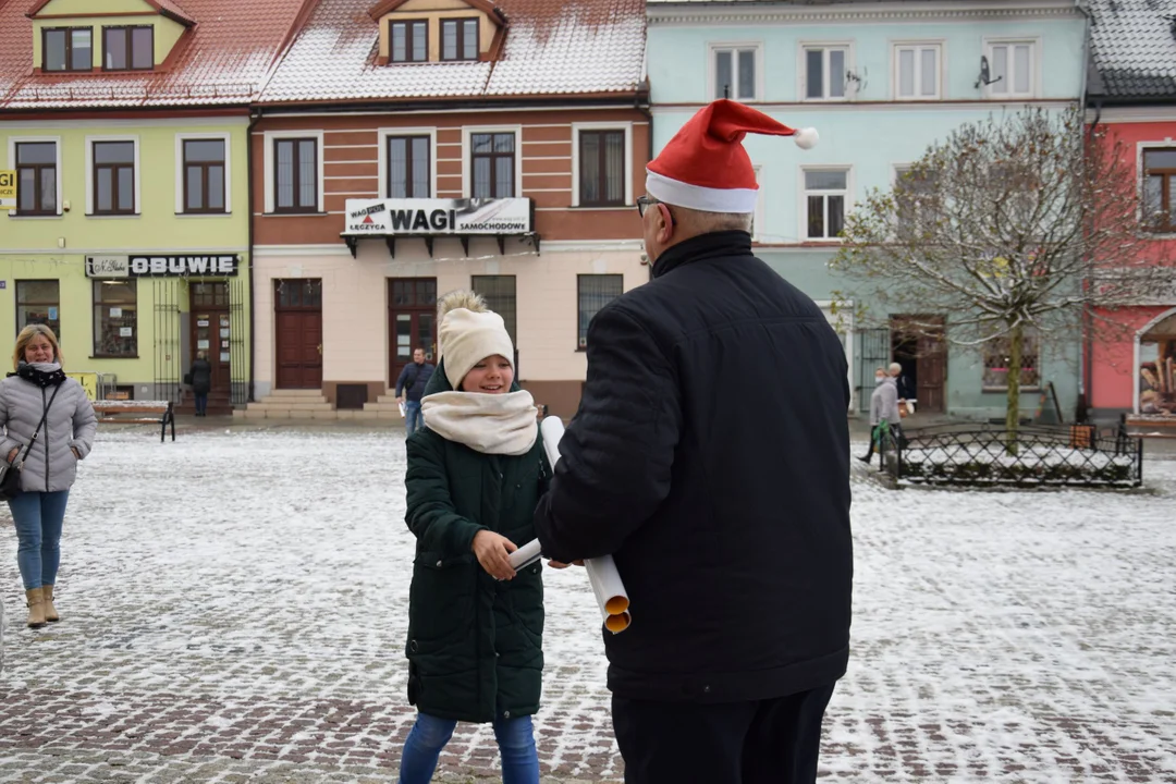 Mikołajki w Łęczycy. Burmistrz rozdawał kalendarze