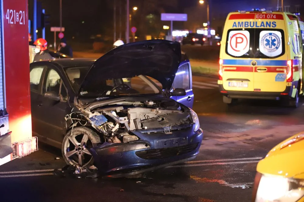 Zderzenie dwóch aut na skrzyżowaniu w centrum Łęczycy. Dwie osoby trafiły do szpitala - Zdjęcie główne