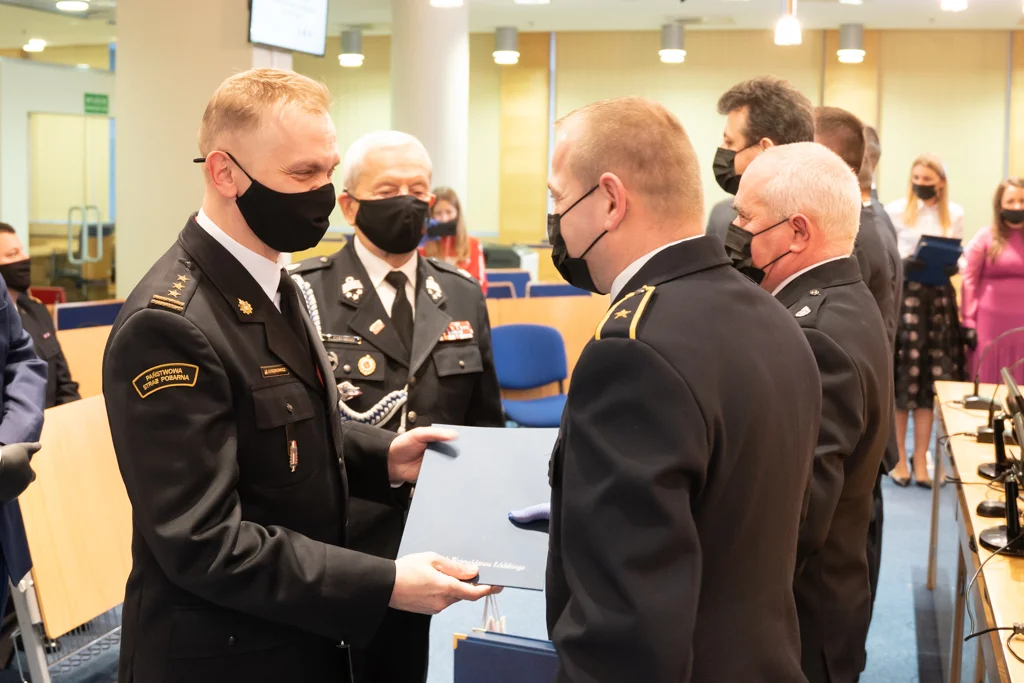 Uhonorowali najlepszych policjantów i strażaków. Wśród nagrodzonych łęczycki mundurowy! 