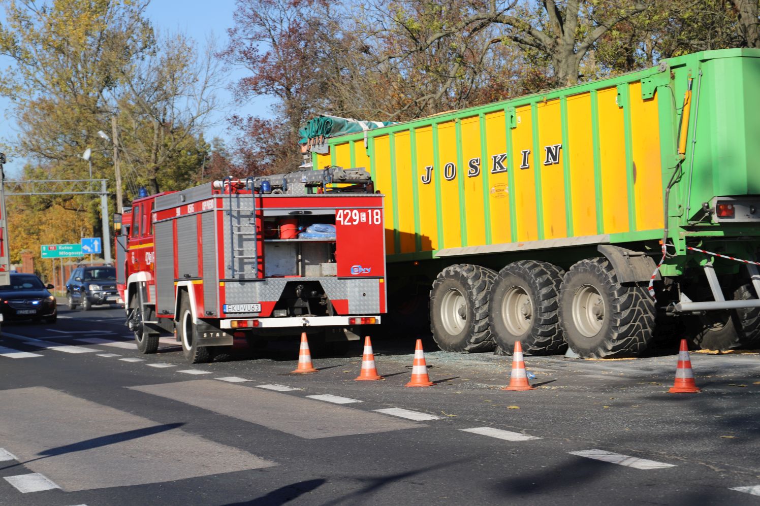 Śmiertelny wypadek pod Kutnem. Osobówka zderzyła się z ciągnikiem