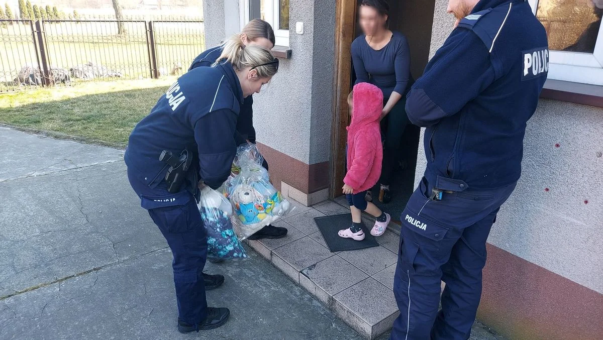 Dzielnicowi z Piątku pomogli uchodźcom z Ukrainy