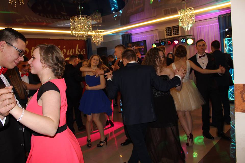 Poloneza czas zacząć! Fotorelacja studniówki  z ZS Mechanizacji Rolnictwa w Piątku - Zdjęcie główne