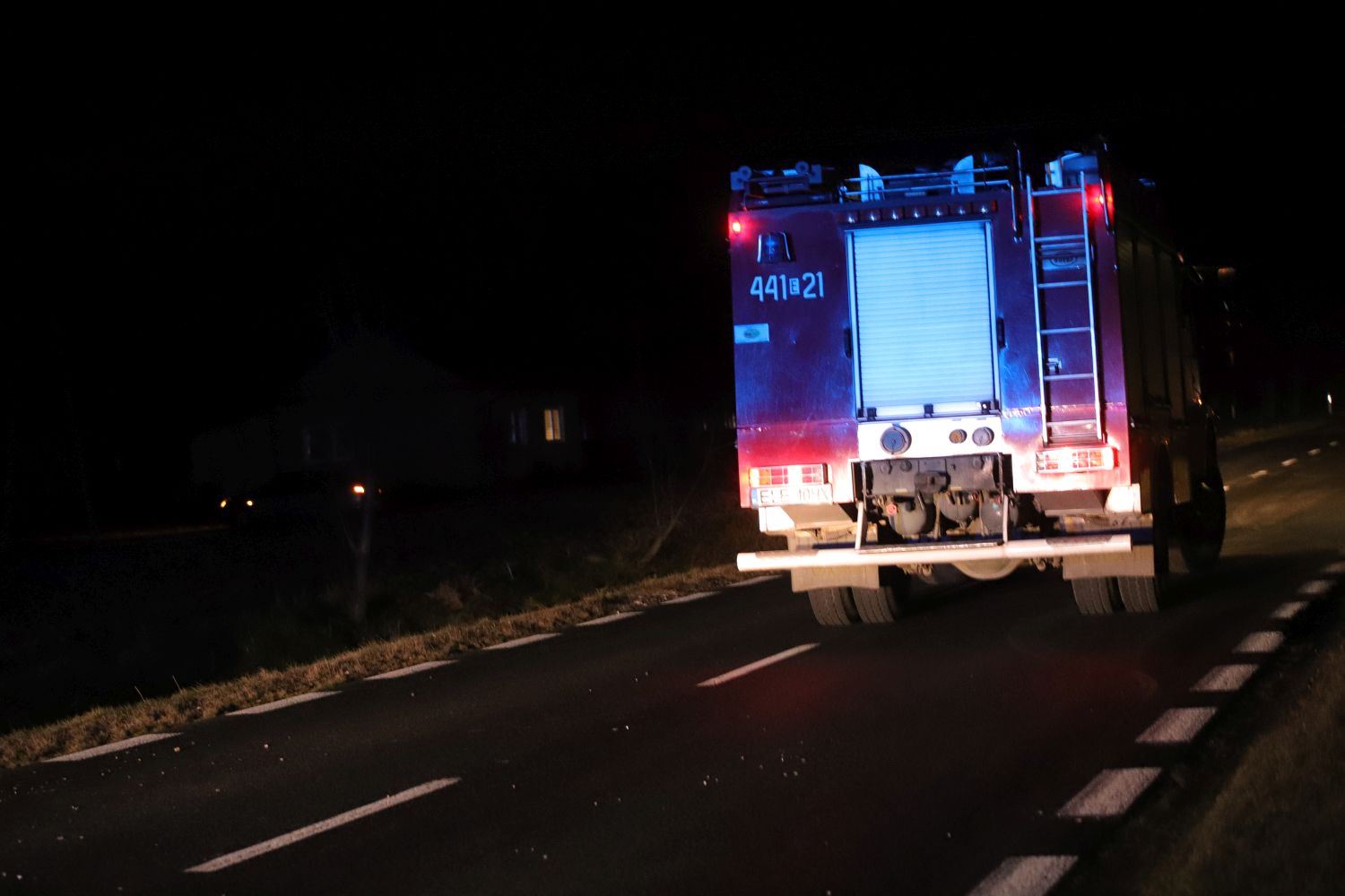 Wypadek między Kutnem Piątkiem. Dwa samochody w rowie.