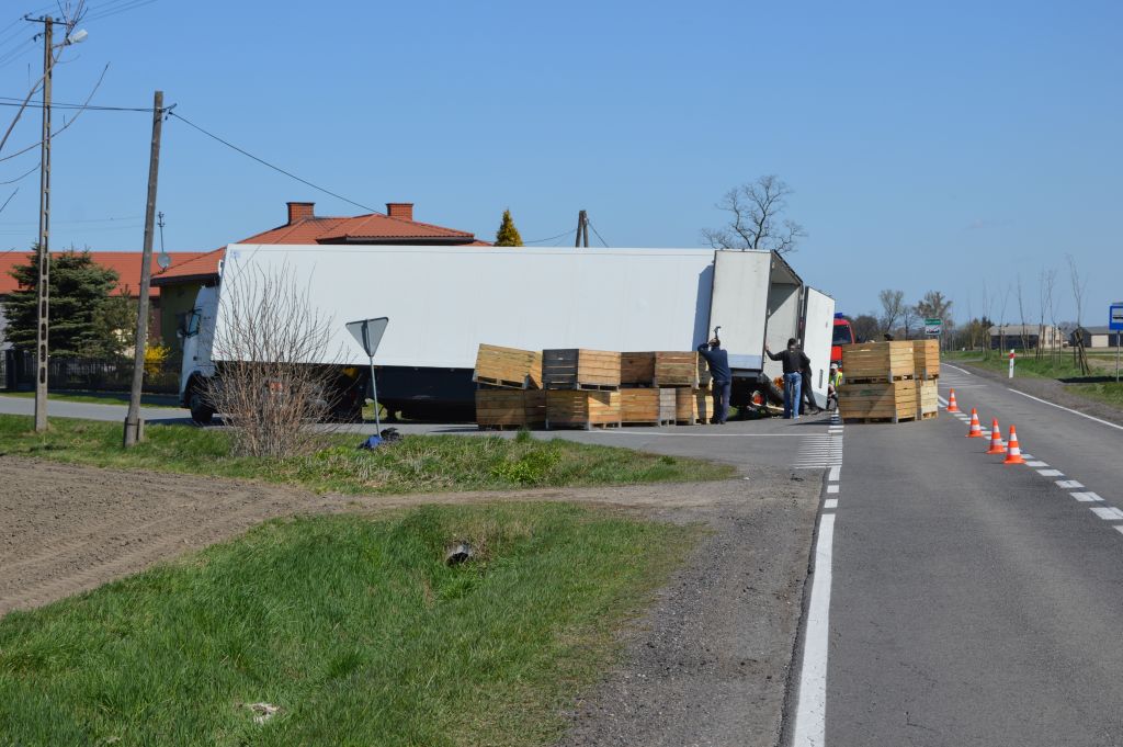 Tir wywrócił się w Romartowie - Zdjęcie główne