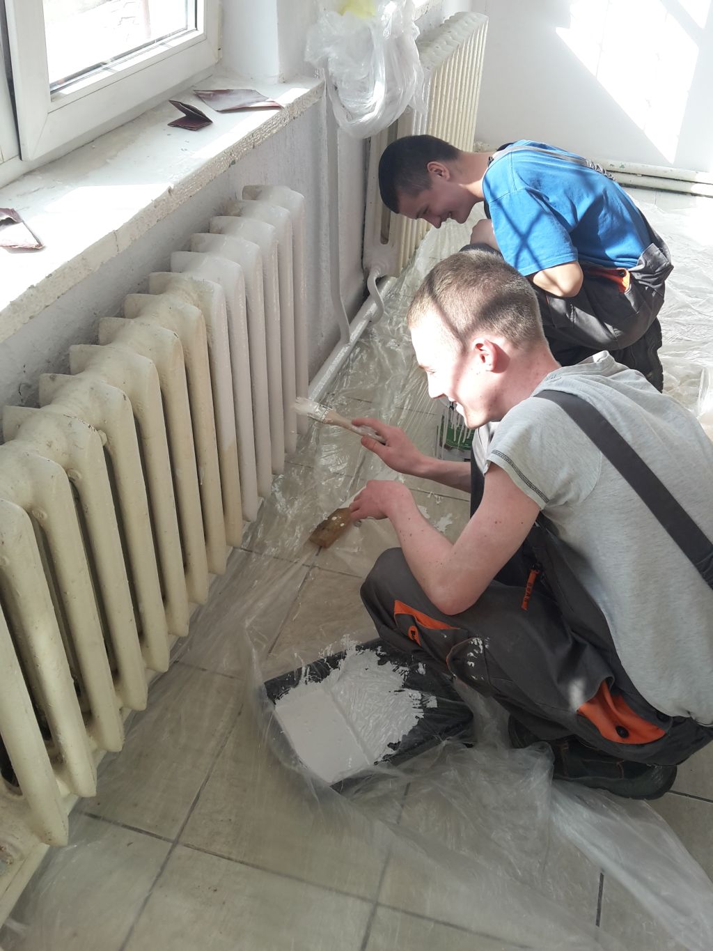 Uczniowie zabrali się za remonty! - Zdjęcie główne