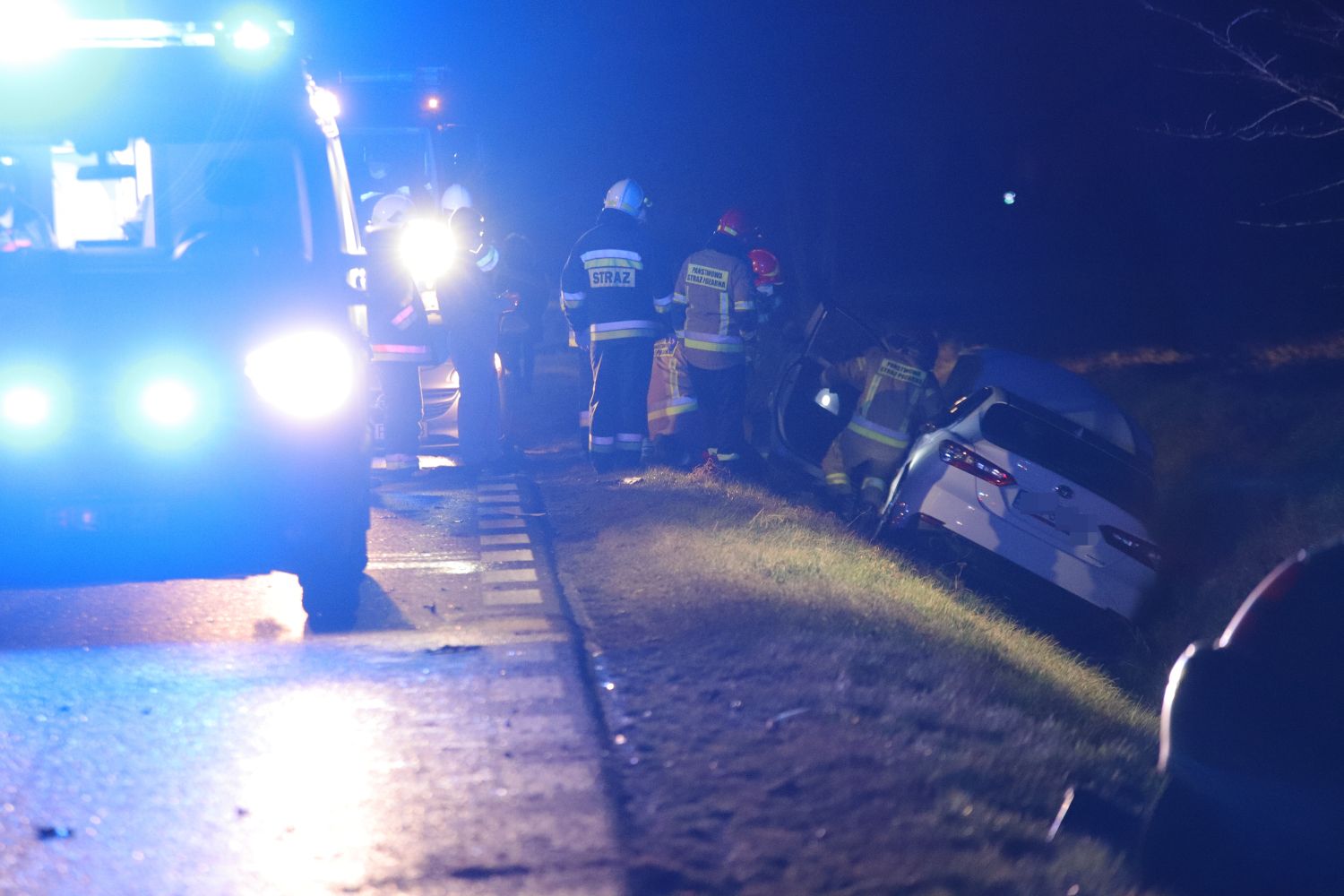 Wypadek między Kutnem Piątkiem. Dwa samochody w rowie.