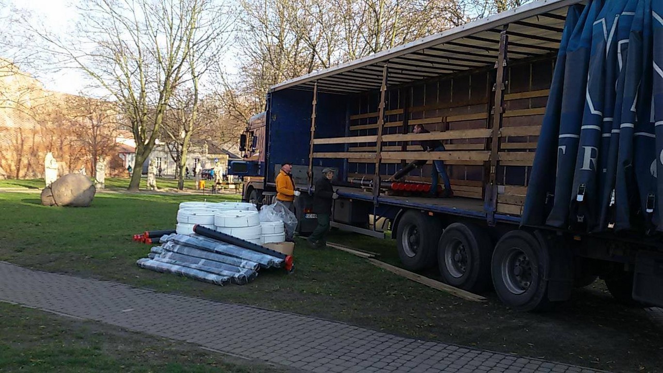 Rozpoczęły się prace montażowe lodowiska - Zdjęcie główne