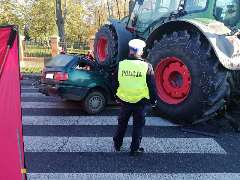 Śmiertelny wypadek pod Kutnem. Osobówka zderzyła się z ciągnikiem