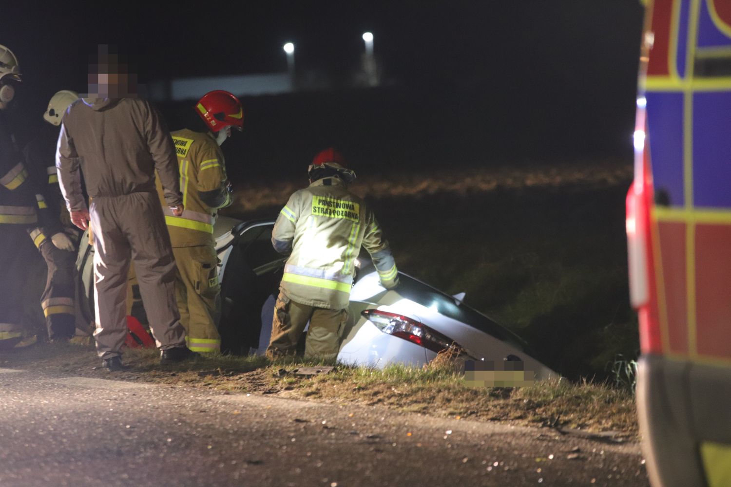 Wypadek między Kutnem Piątkiem. Dwa samochody w rowie.