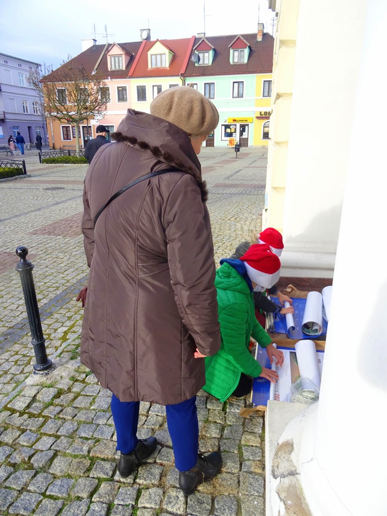 Burmistrz Łęczycy rozdawał mieszkańcom kalendarze.