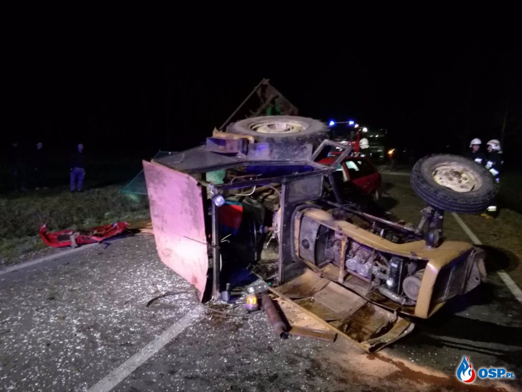Groźny wypadek pod Łęczycą - kierowca Audi wjechał w ciągnik - Zdjęcie główne