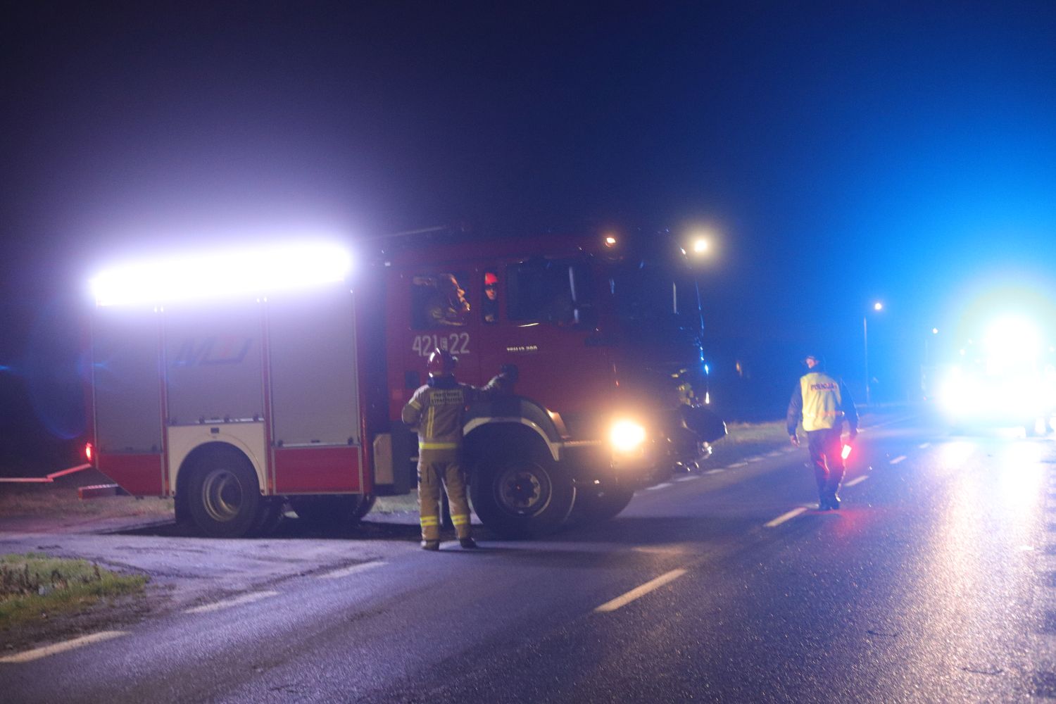 Wypadek między Kutnem Piątkiem. Dwa samochody w rowie.