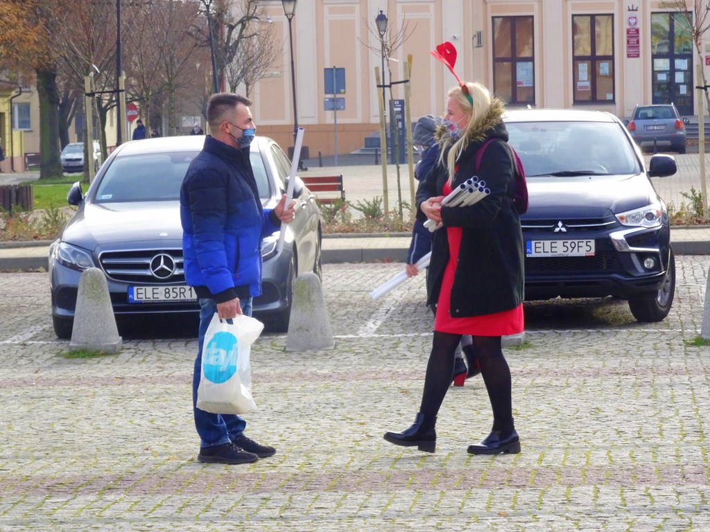 Burmistrz Łęczycy rozdawał mieszkańcom kalendarze.