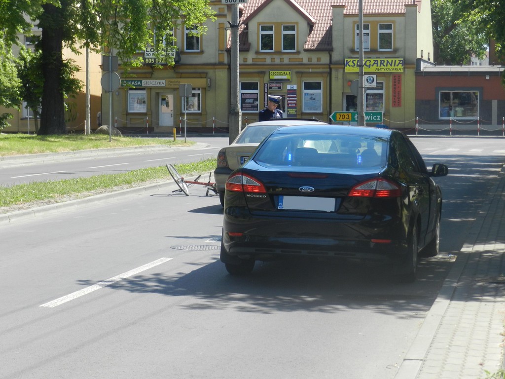 Rowerzysta potrącony na alejach Jana Pawła II - Zdjęcie główne