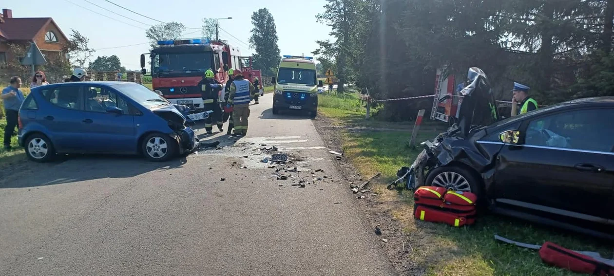 Groźny wypadek pod Łęczycą. Dwie osoby zostały poszkodowane [ZDJĘCIA] - Zdjęcie główne