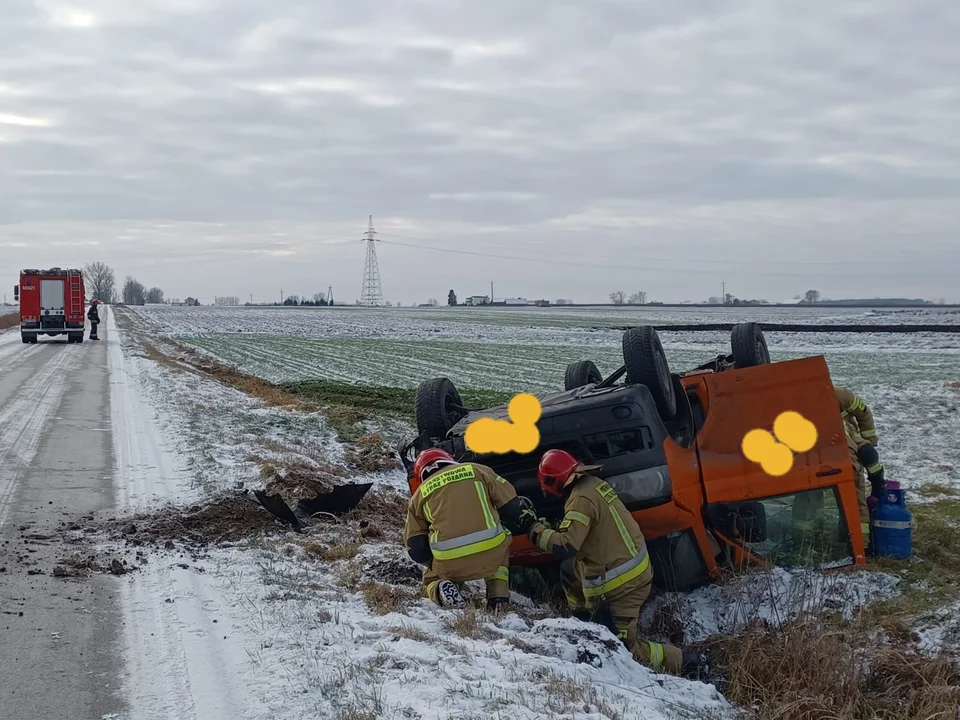 Pod Łęczycą dachował bus przewożący butle z gazem