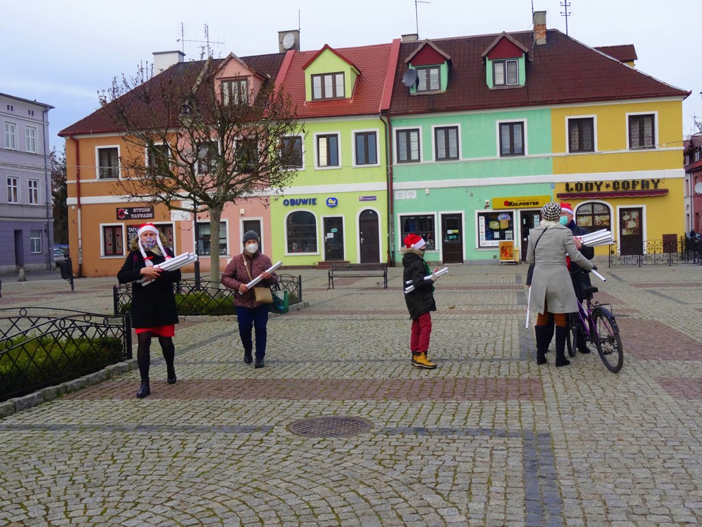 Burmistrz Łęczycy rozdawał mieszkańcom kalendarze.