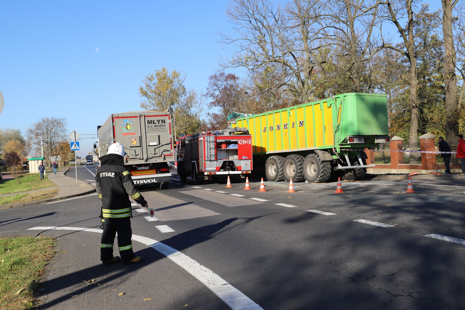 Śmiertelny wypadek pod Kutnem. Osobówka zderzyła się z ciągnikiem