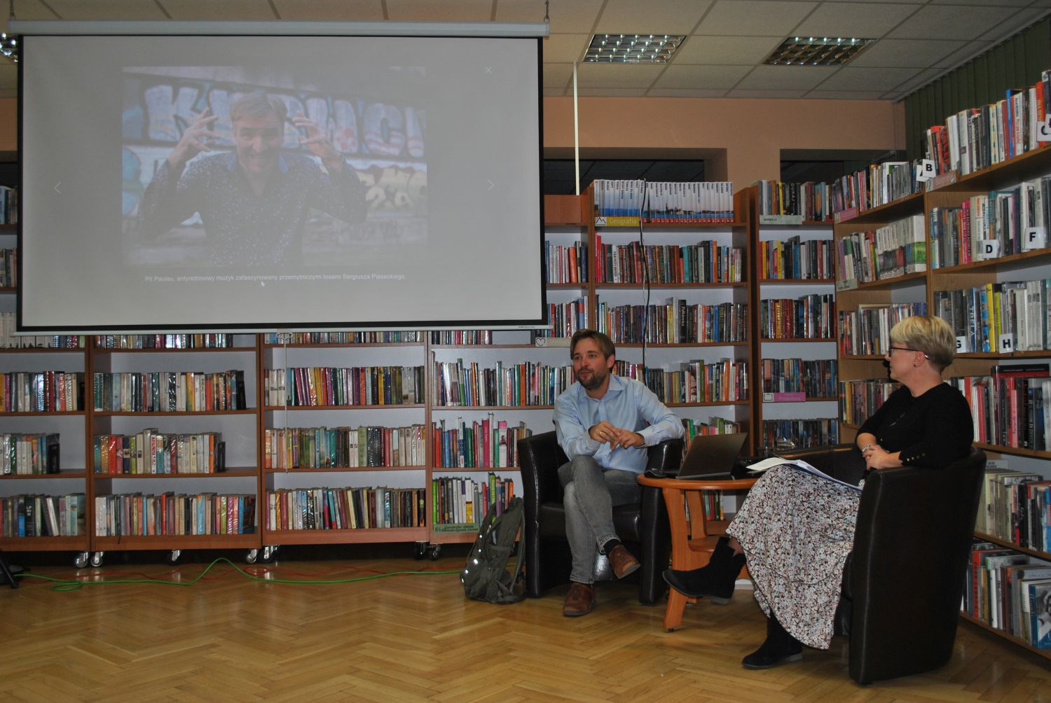 Za nami wyjątkowe wydarzenie. Łęczycką bibliotekę odwiedził Tomasz Grzywaczewski [ZDJĘCIA]  - Zdjęcie główne