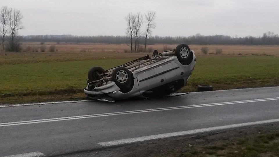 Samochód dachował w Piekarach - Zdjęcie główne