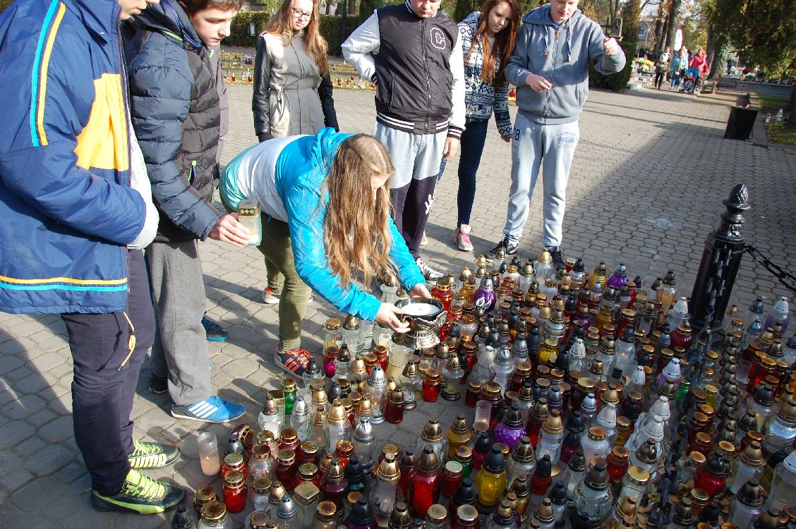 Gimnazjaliści pamiętają o tych, co odeszli... - Zdjęcie główne