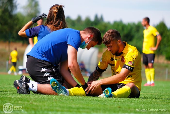 <em>Kontuzjowany Mikulić opuścił boisko w 19. minucie, fot. Wiktor Komorowski / widzew.com</em>