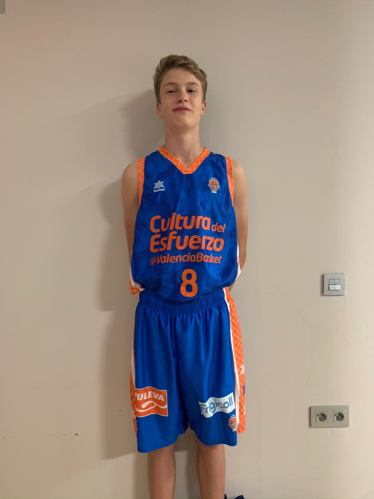 Maciek Kenig w stroju meczowym ekipy U-14 Valencia Basket Club (fot. archiwum Filipa Keniga)