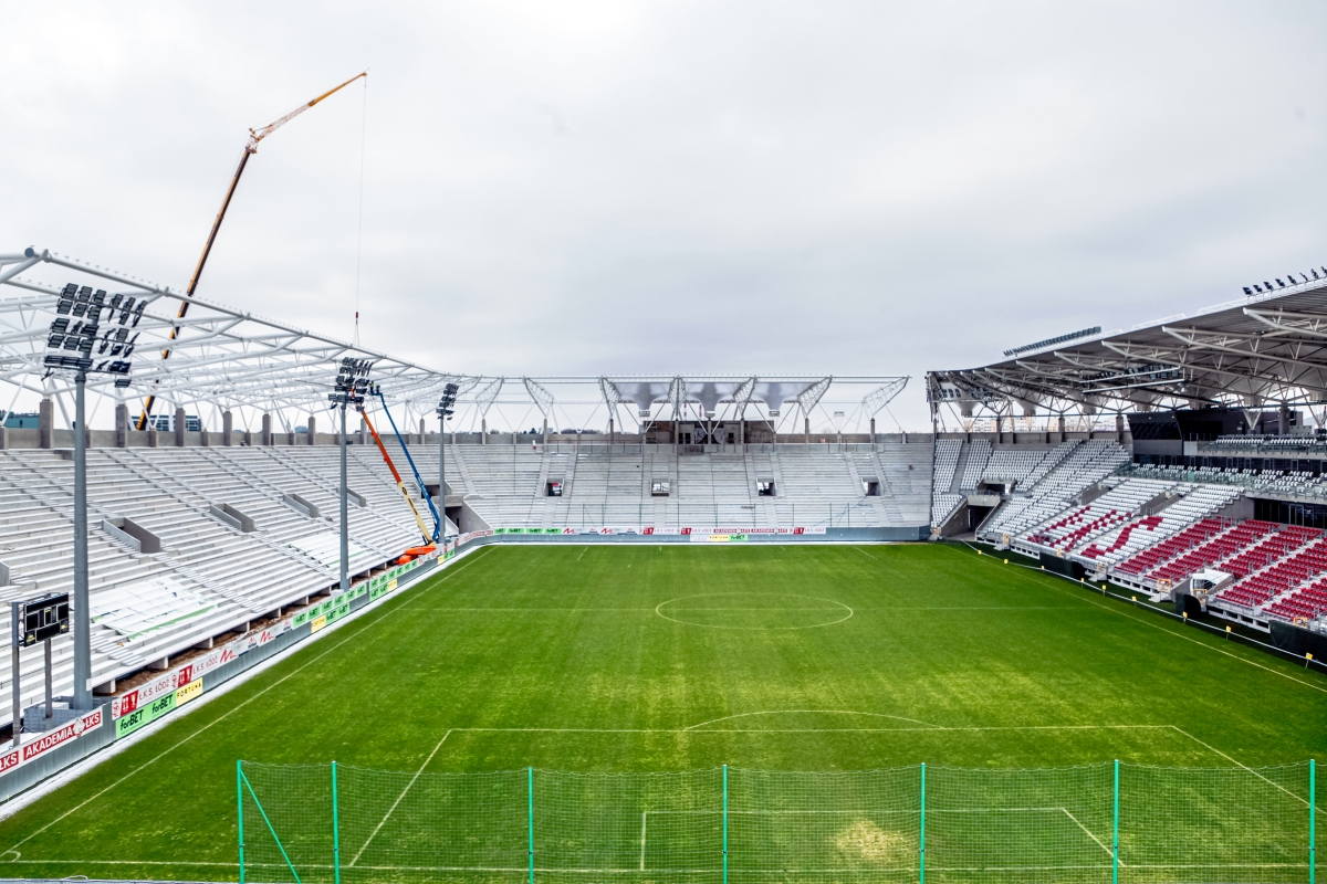 Pierwsze krzesełka na nowych trybunach stadionu ŁKS-u [ZDJĘCIA] - Zdjęcie główne