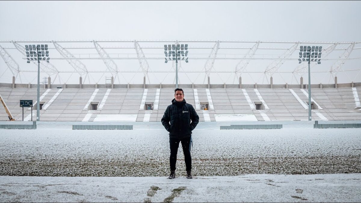 Andrzej Trojan na płycie stadionu przy al. Unii Lubelskiej 2, fot. ŁKS Łódź