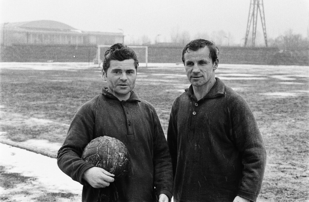 Lucjan Brychczy i Edmund Zientara na treningu przed meczem z Feyenoordem w 1970 roku, fot. Joost Evers / Anefo / CC0