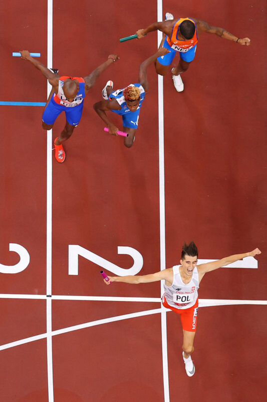Kajetan Duszyński kończy złotą sztafetę Fot. World Athletics