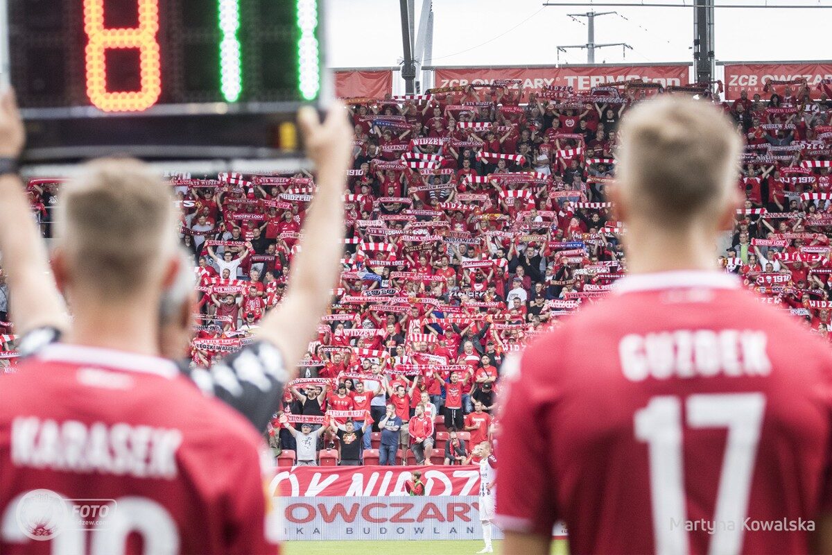 Kacper Karasek i Bartosz Guzdek wchodzą na boisko w meczu Widzewa z Sandecją Nowy Sącz/fot. Martyna Kowalska, widzew.com