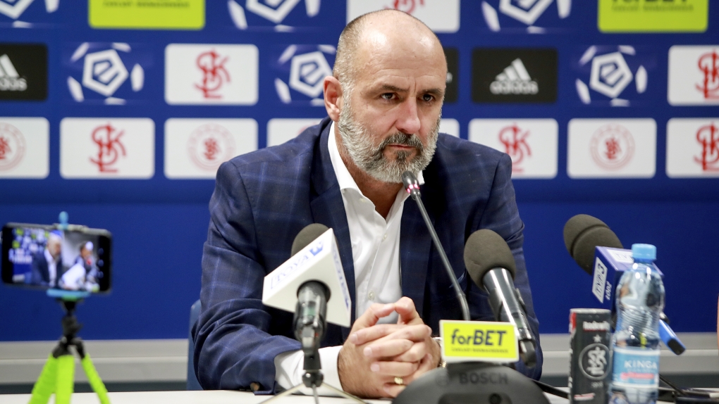 Michał Probierz w sali konferencyjnej stadionu przy al. Unii po meczu ŁKS-Cracovia w sezonie 2019/2020, fot. ŁKS Łódź / A.P.P.A.