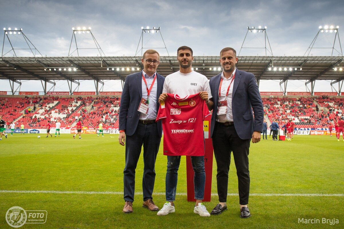 Prezes Widzewa Mateusz Dróżdż, Mattia Montini i dyrektor sportowy Łukasz Stupka/fot. Marcin Bryja, widzew.com