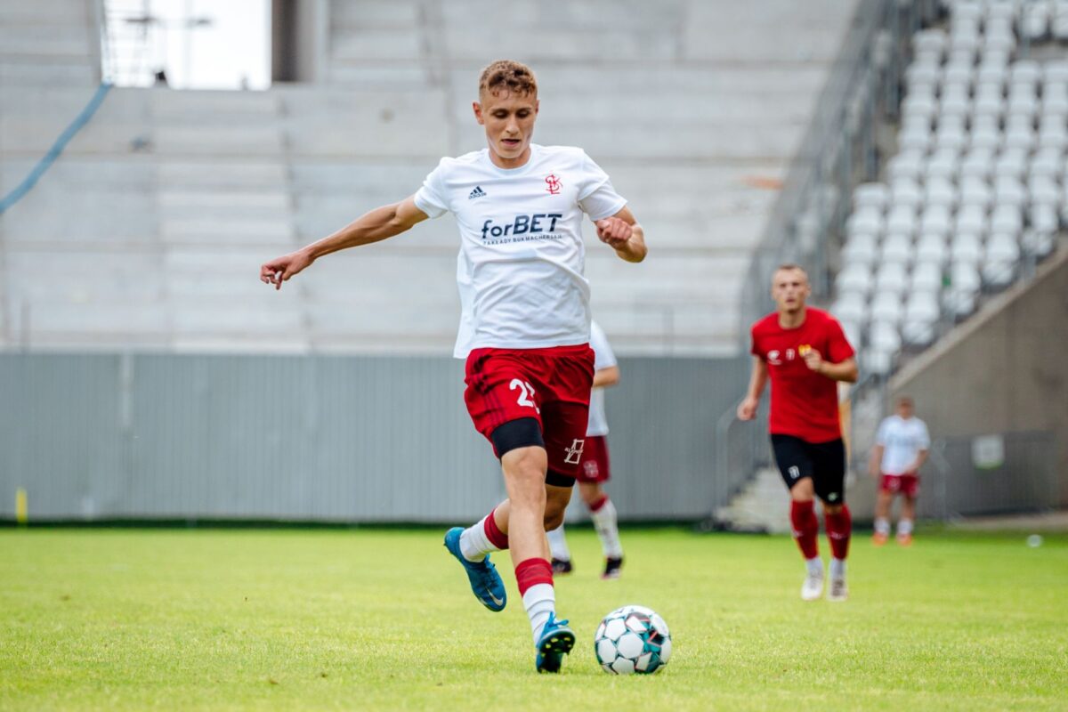 Jan Kuźma podczas sparingowego starcia z Koroną Kielce, fot. ŁKS Łódź