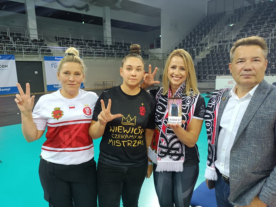 Paulina Maj-Erwardt z kibicami ŁKS Commercecon