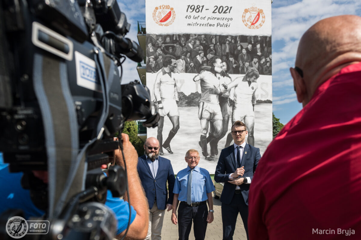 Wiceprezes Widzewa, Michał Rydz, członek zarządu Widzewskiego TBS, Marcin Bugajski i radny osiedla Stary Widzew, Arkadiusz Pruski prezentują nowo powstały mural., fot. Marcin Bryja / widzew.com