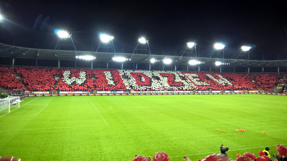 Podczas otwarcia stadionu przy al. Piłsudskiego kibice Widzewa ułożyli kartoniadę imitującą napis widoczny na trybunach obiektu, fot. Arewicz / CC BY 3.0 
