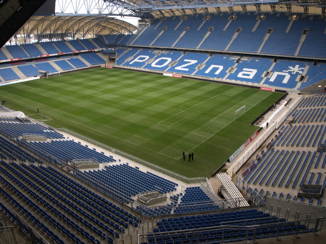Na stadionie w Poznaniu ułożono z białych krzesełek logo miasta, fot. Carte / CC BY-SA 3.0