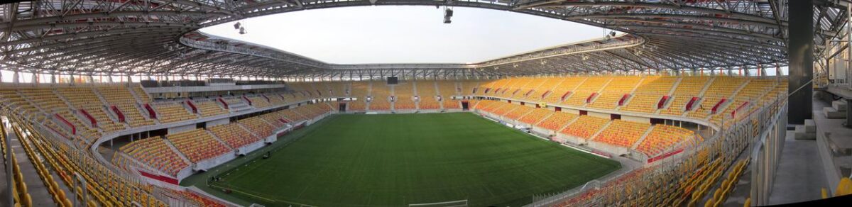 Na trybunach stadionu Jagielloni brak nazwy czy herbu klubu z uwagi na unijne przepisy, fot. es12077