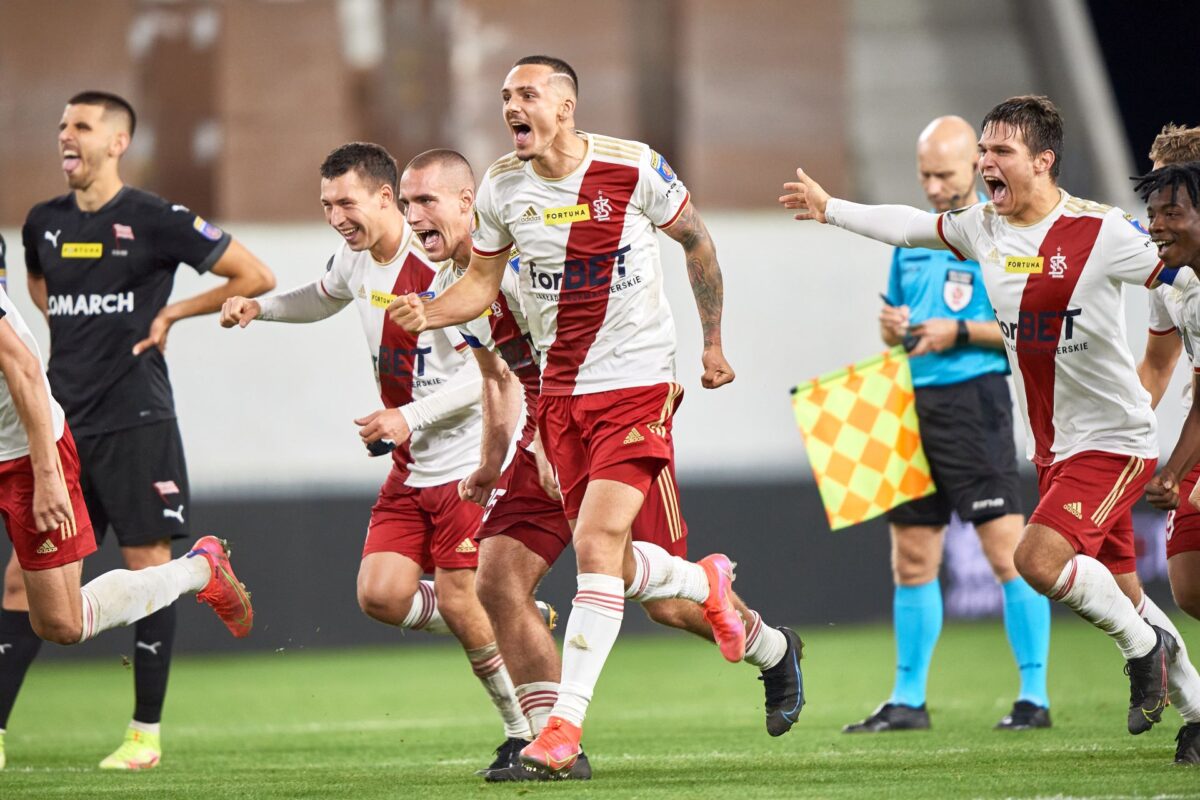 Maciej Radaszkiewicz świętuje wraz z kolegami zwycięstwo w serii rzutów karnych przeciwko Cracovii, fot. ŁKS Łódź / Cyfrasport