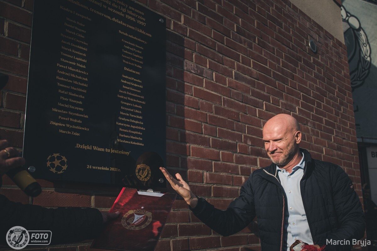 Tomasz Łapiński odsłania pamiątkową tablicę na stadionie Widzewa/fot. Marcin Bryja, widzew,com