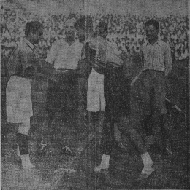 Kapitan East Bengal, Paritosh Chakraborty i kapitan Mohun Bagan Anil Dey przed derbami Kalkuty w sierpniu 1945 roku, fot. Jugantor Patrika / CC BY-SA 4.0