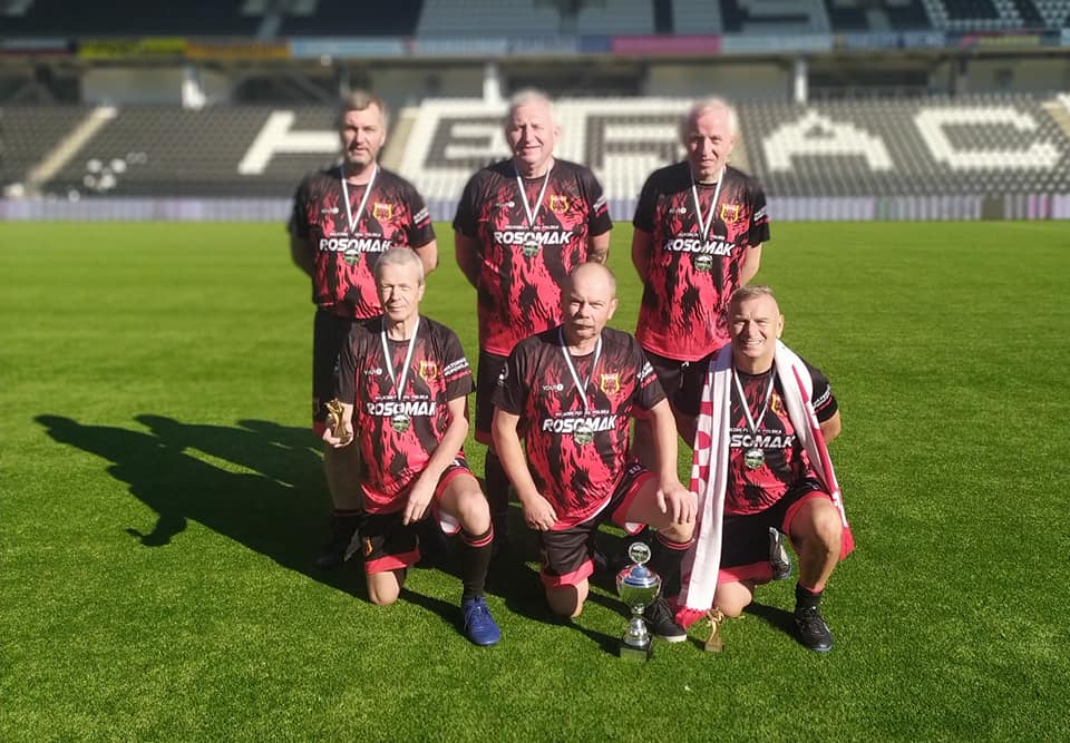 Zawodnicy Rosomaka z pucharem za zwycięstwo w Almelo City Cup 2021, fot. Walking Football Polska