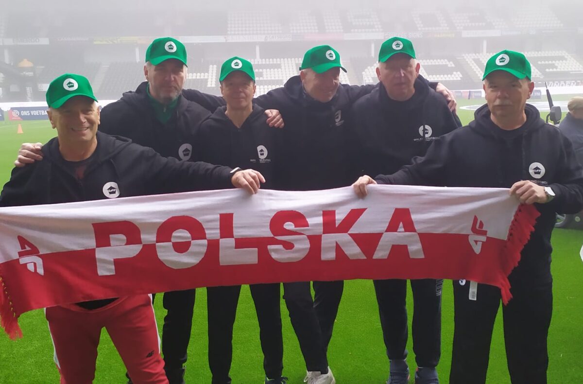 Zawodnicy Rosomaka na stadionie Heraclesu Almelo, fot. Walking Futbol Polska
