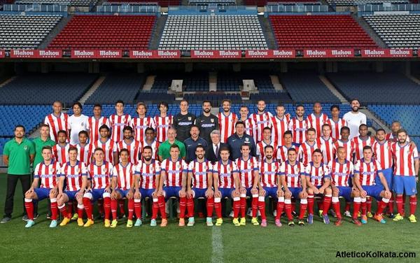 Wspólne zdjęcie piłkarzy Atlético Kalkuta i Atlético Madryt na Estadio Vicente Calderón, fot. Atlético de Kolkata / Twitter