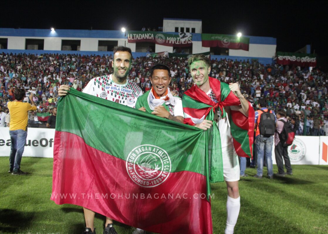 Piłkarze Mohun Bagan fetują zdobycie tytułu tuż po zakończeniu meczu z Aizawl FC, fot. Mohun Bagan / Twitter