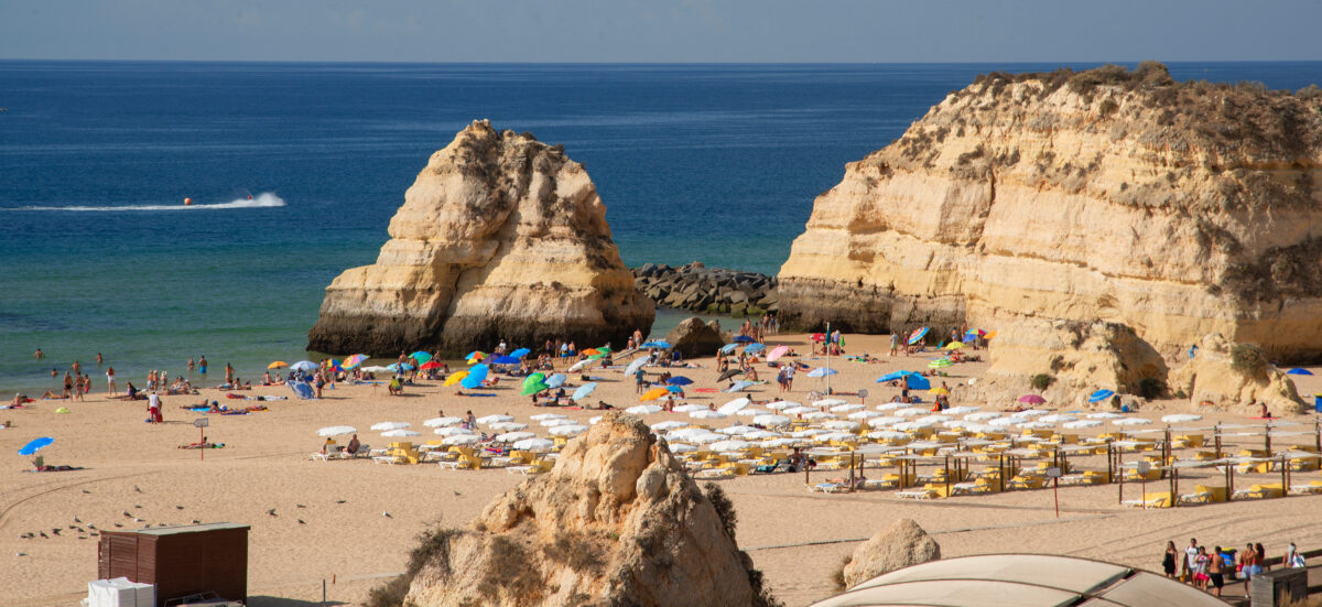 Plaża Praia da Rocha położona nieopodal Portimão, rodzinnego miasta Fabia Nunesa, fot. Peter K. Burian / CC BY-SA 4.0 