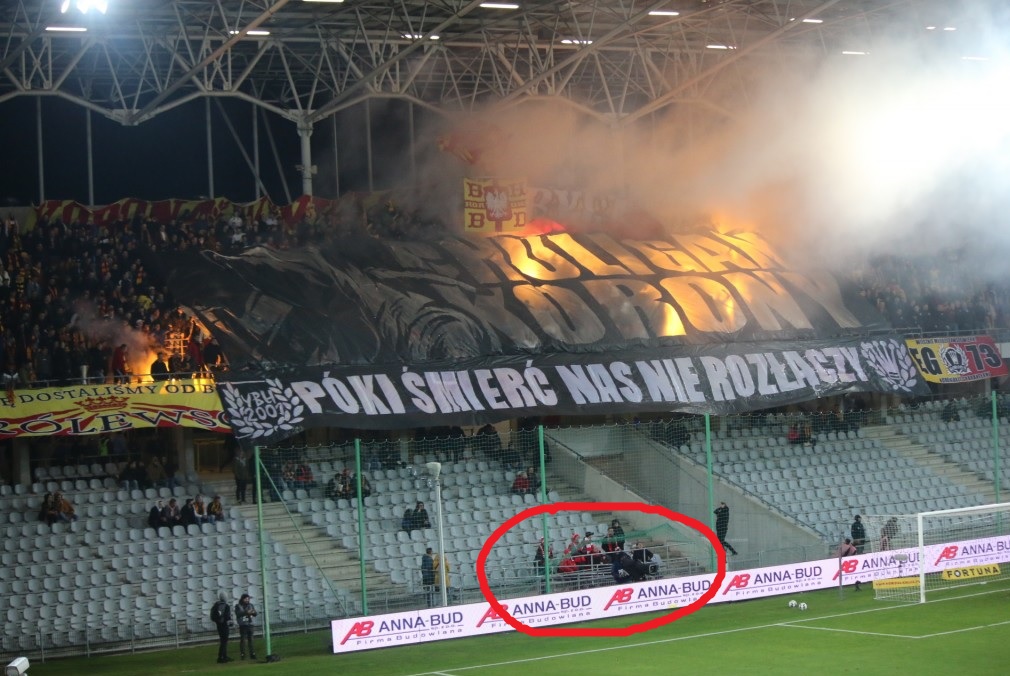 Niepełnosprawni kibice Widzewa na stadionie Korony/fot. Stadionowi Oprawcy